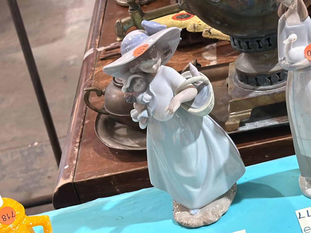 LLADRO NAO IT’S A PICNIC FIGURE