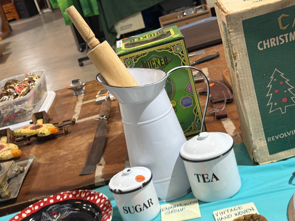 ENAMELWARE AND WOODEN ROLLING PIN