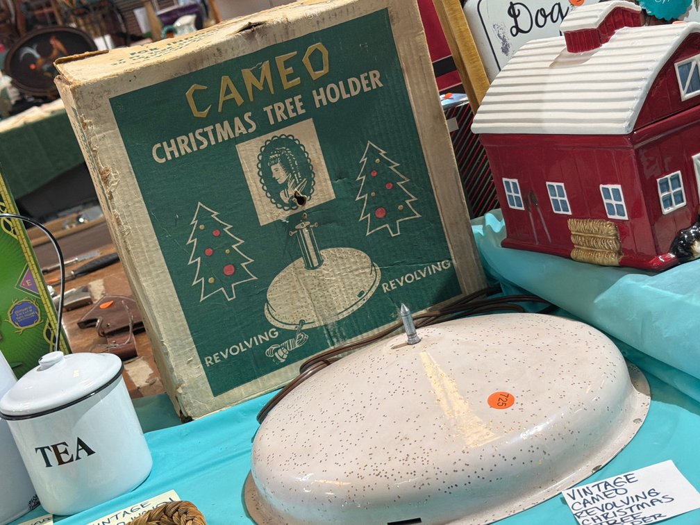 VINTAGE CAMEO REVOLVING CHRISTMAS TREE STAND