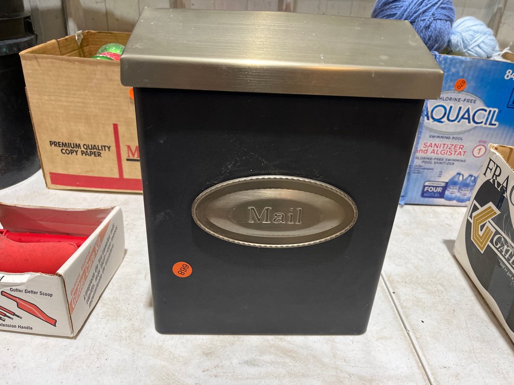 WALL MOUNT MAILBOX