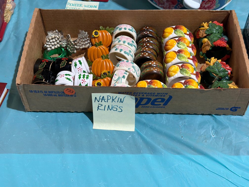 LOT OF NAPKIN RINGS