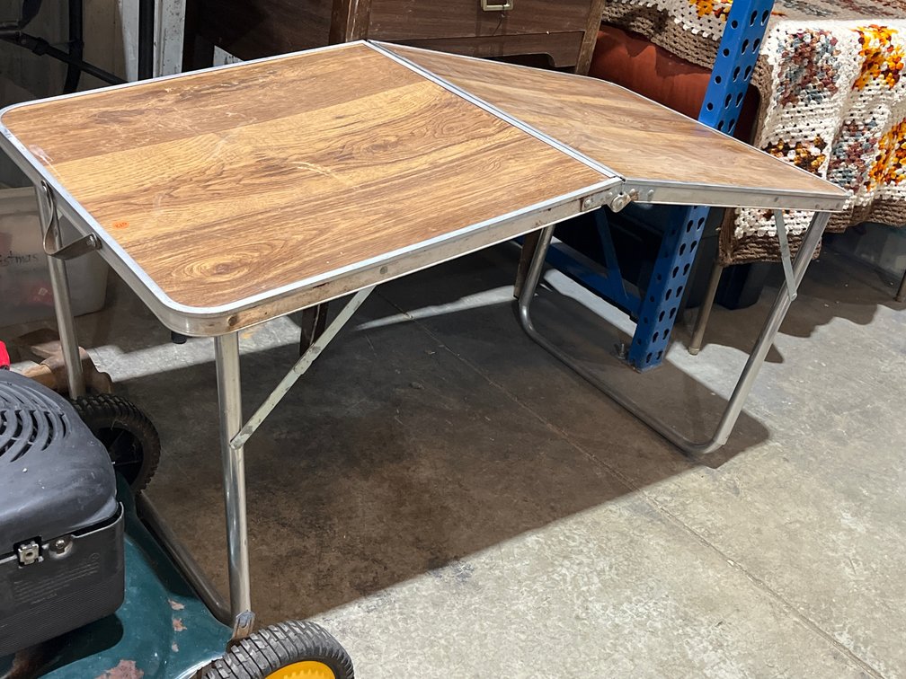 FOLDING TABLE