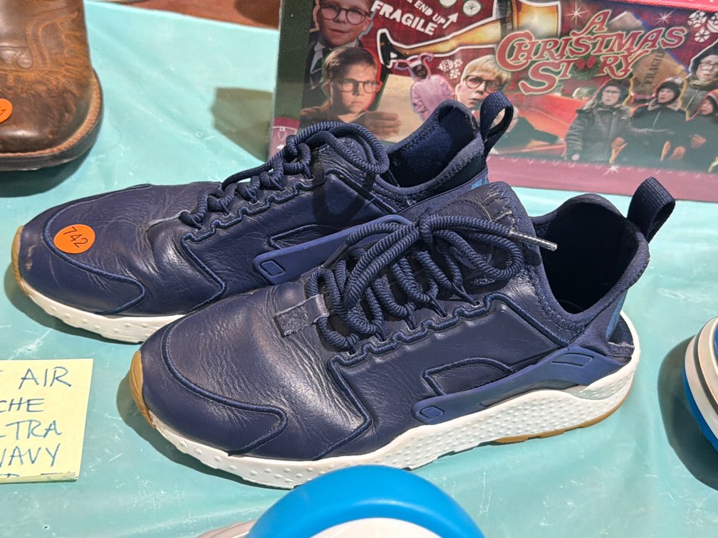 NIKE SHOES SIZE 7.5
