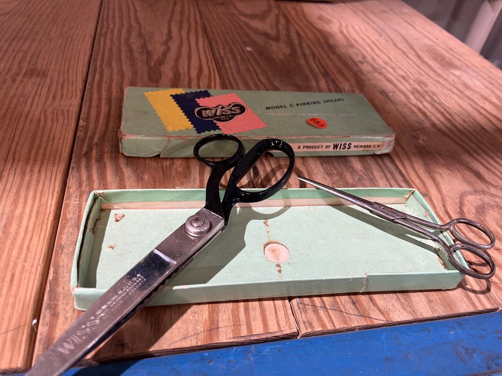 VINTAGE PINKING SHEARS AND SMALL SHEARS