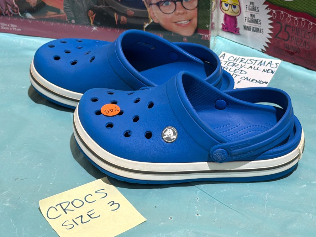 CROCS SIZE 3