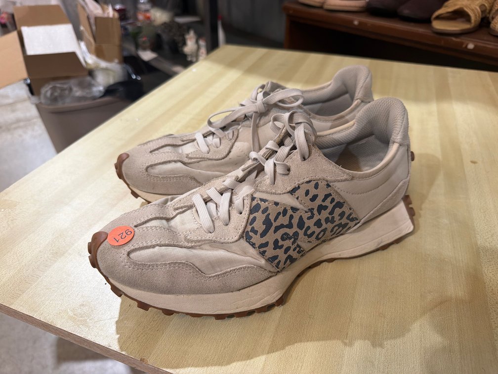 WOMENS NEW BALANCE SHOES SIZE 11.5