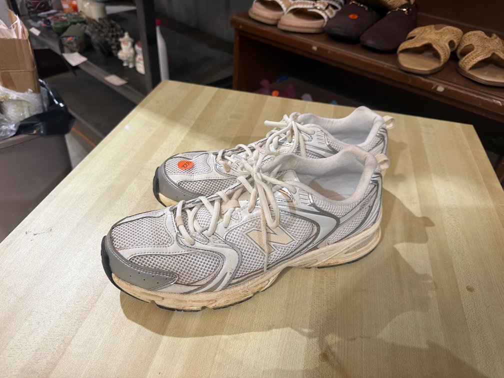 WOMENS NEW BALANCE SHOES SIZE 10.5