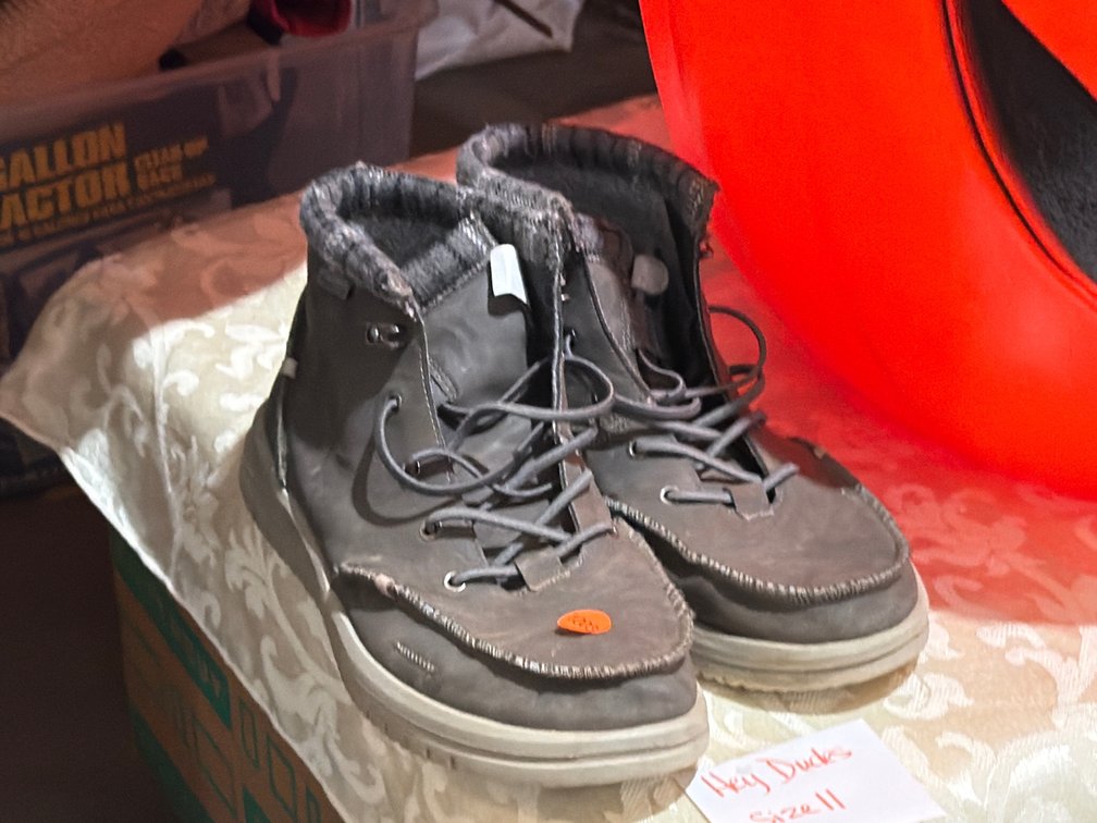 HEY DUDES SIZE 11