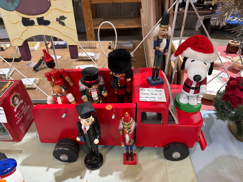 WOODEN PARADE TRUCK OF NUTCRACKERS & WOODEN FIGURES