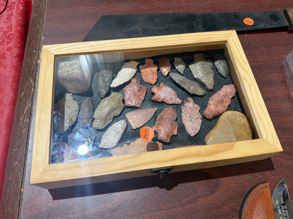 APPROX 25 ARROWHEADS / ARTIFACTS IN CASE