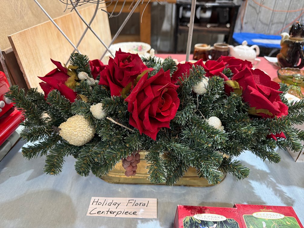 HOLIDAY FLORAL CENTERPIECE