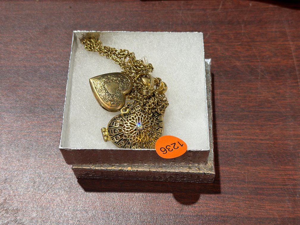 LOCKET PENDANT NECKLACE