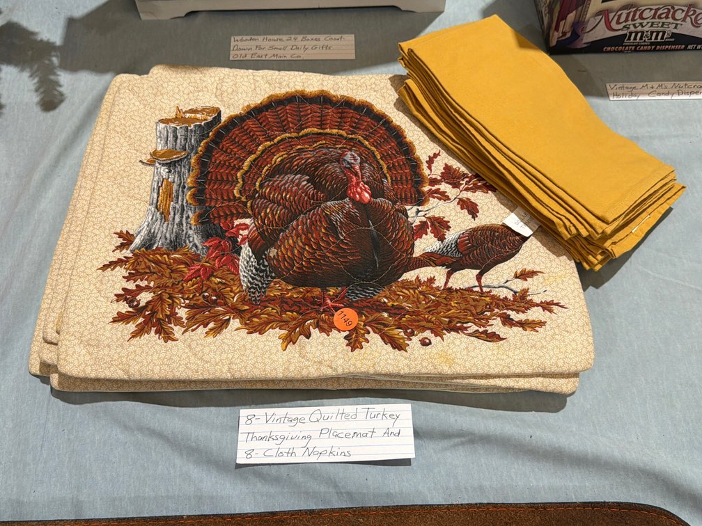 (8) VINTAGE QUILTED TURKEY THANKSGIVING PLACEMATS & (8) CLOTH NAPKINS