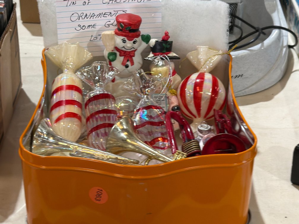 LOT OF CHRISTMAS ORNAMENTS