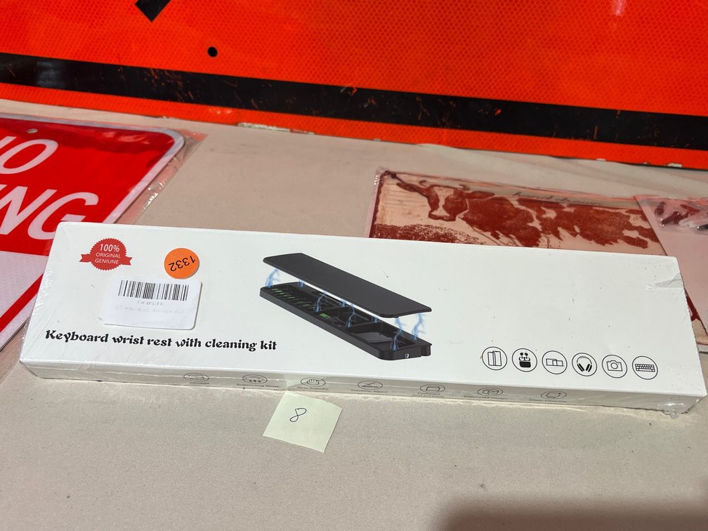 KEYBOARD REST AND CLEANING KIT