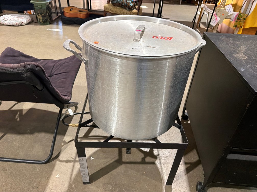 LARGE POT ON PROPANE BURNER STAND