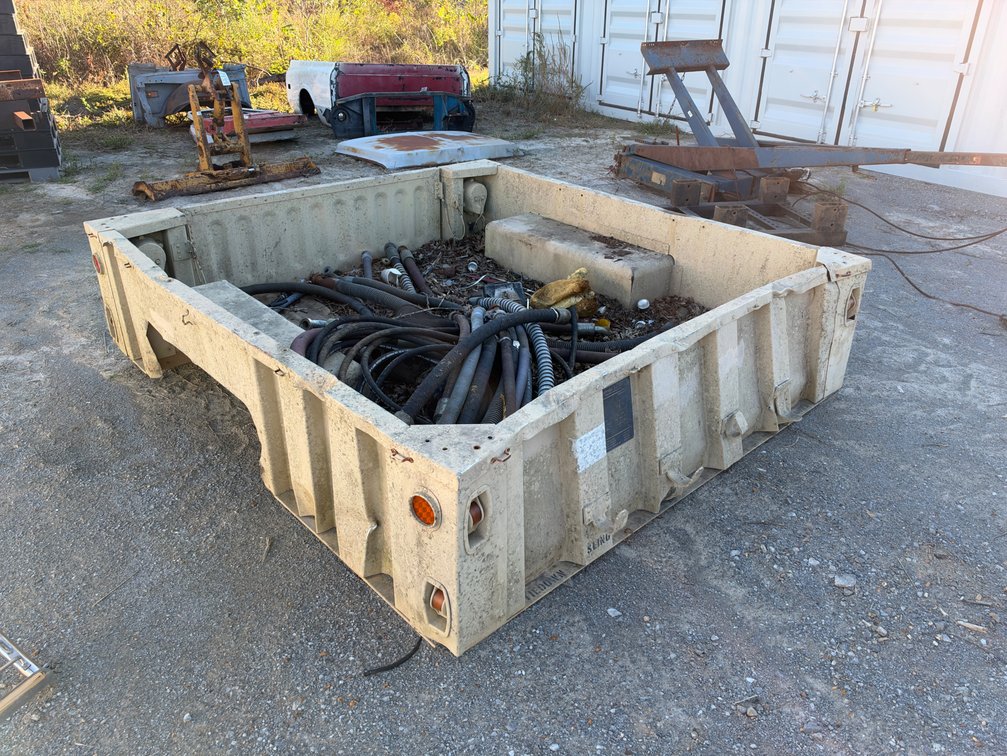 MILITARY CARGO BED WITH PARTS, HYDRAULIC HOSES