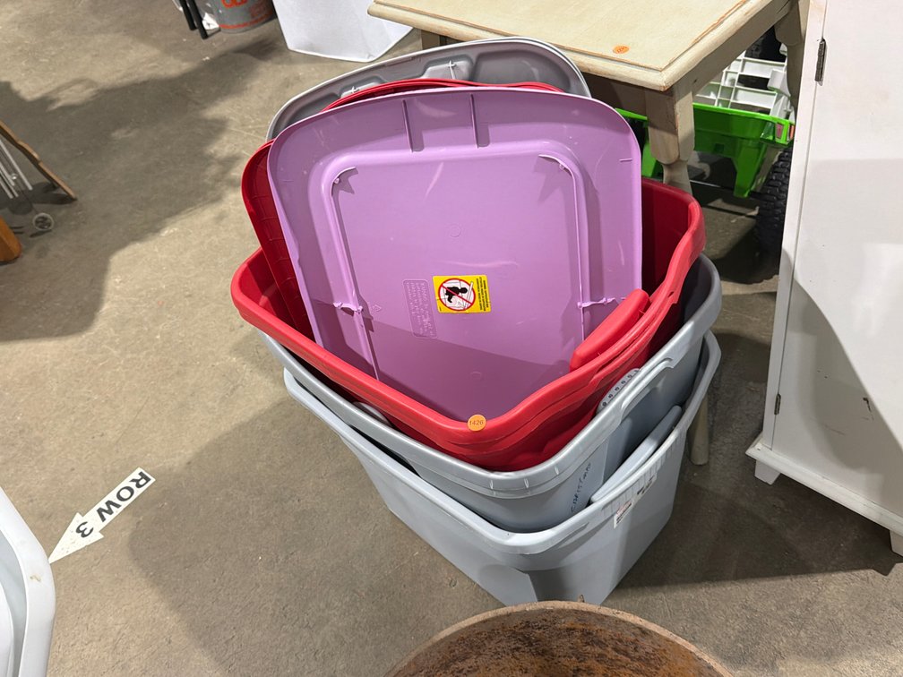 LOT OF TOTES