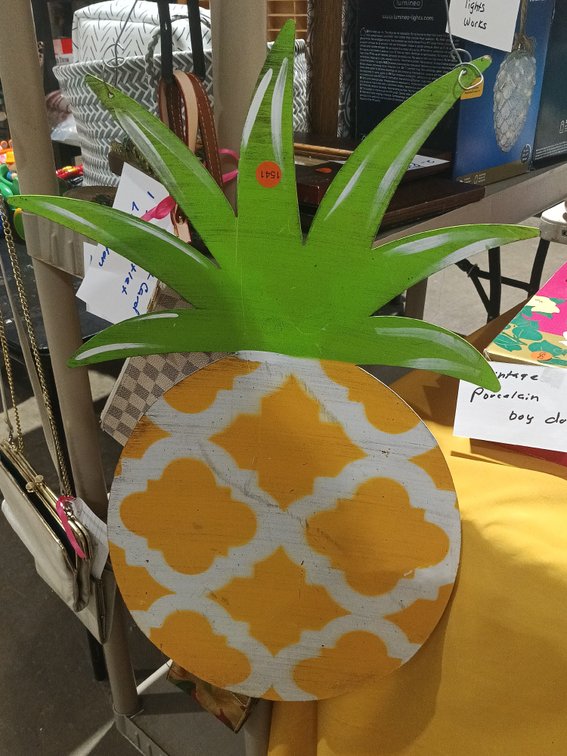 METAL PINEAPPLE HANGING DECOR