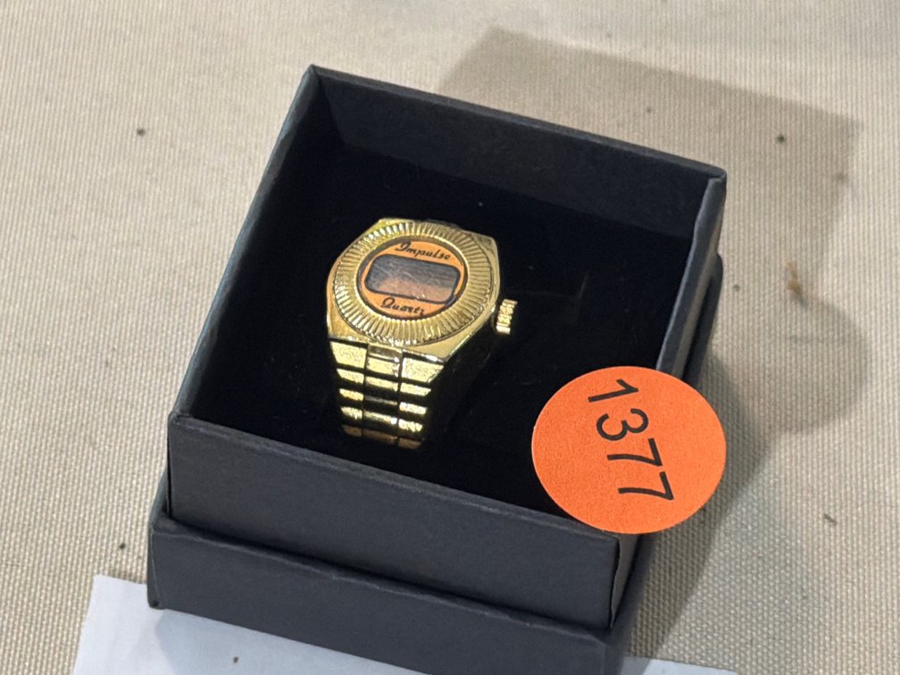 ADJUSTABLE WATCH RING