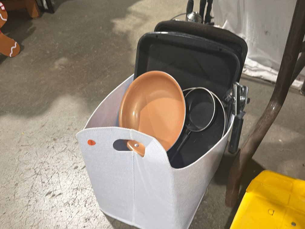 LOT OF COOKWARE