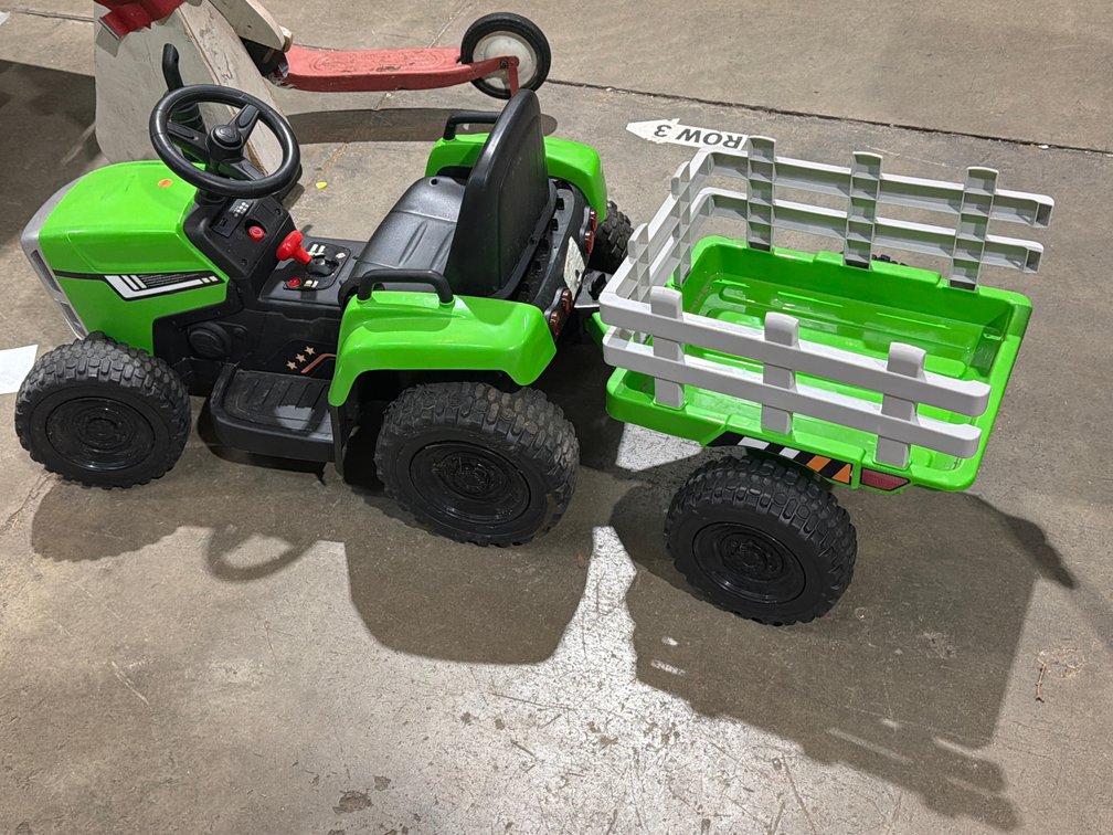KIDS BATTERY POWERED TRACTOR WITH WAGON