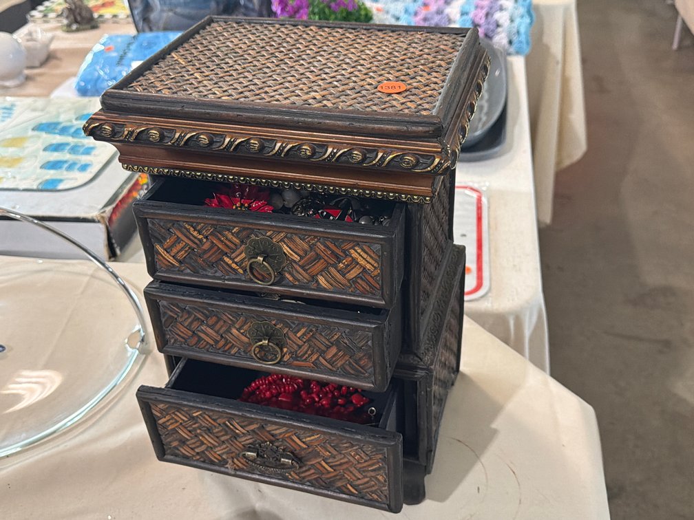 JEWELRY BOX W/ VARIOUS JEWELRY