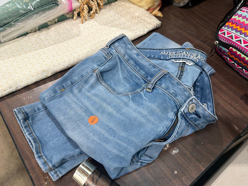 WOMENS AMERICAN EAGLE JEANS