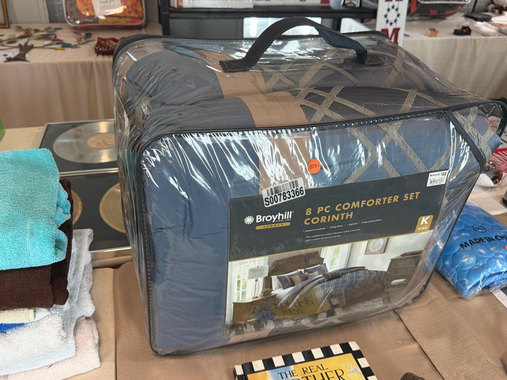 BROYHILL 8 PC COMFORTER SET