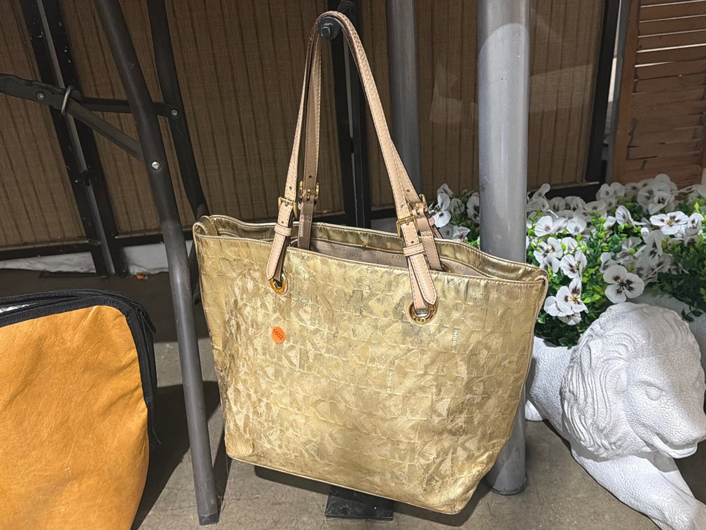 DESIGNER STYLE PURSE