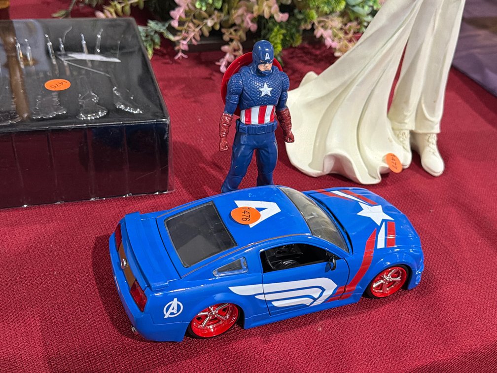 CAPTAIN AMERICA CAR & FIGURE