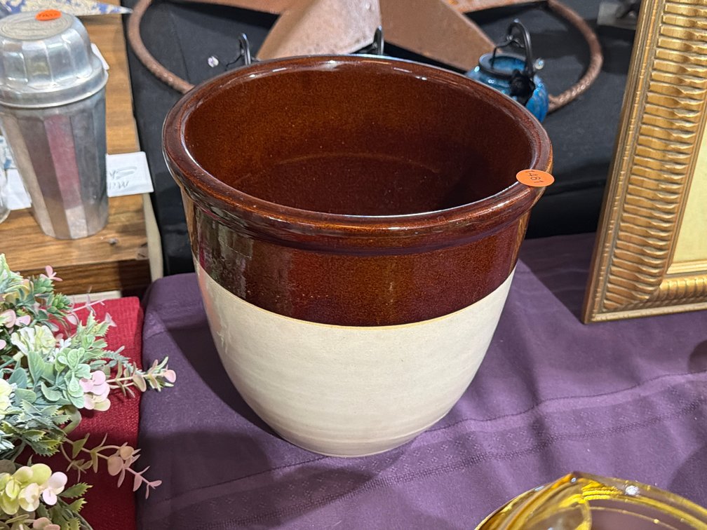 ROSEVILLE USA PLANTER