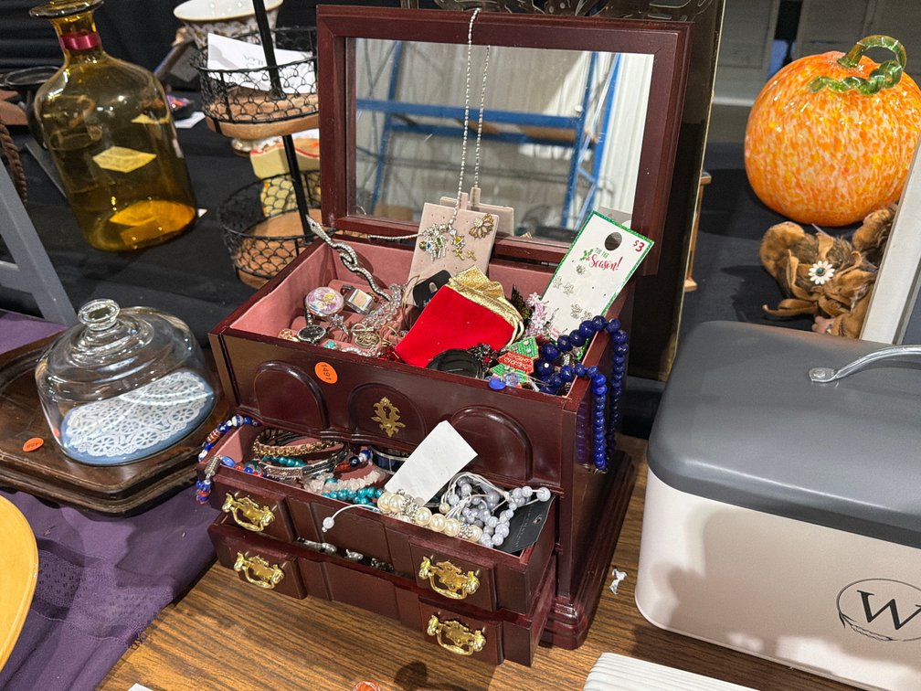 JEWELRY BOX & CONTENTS