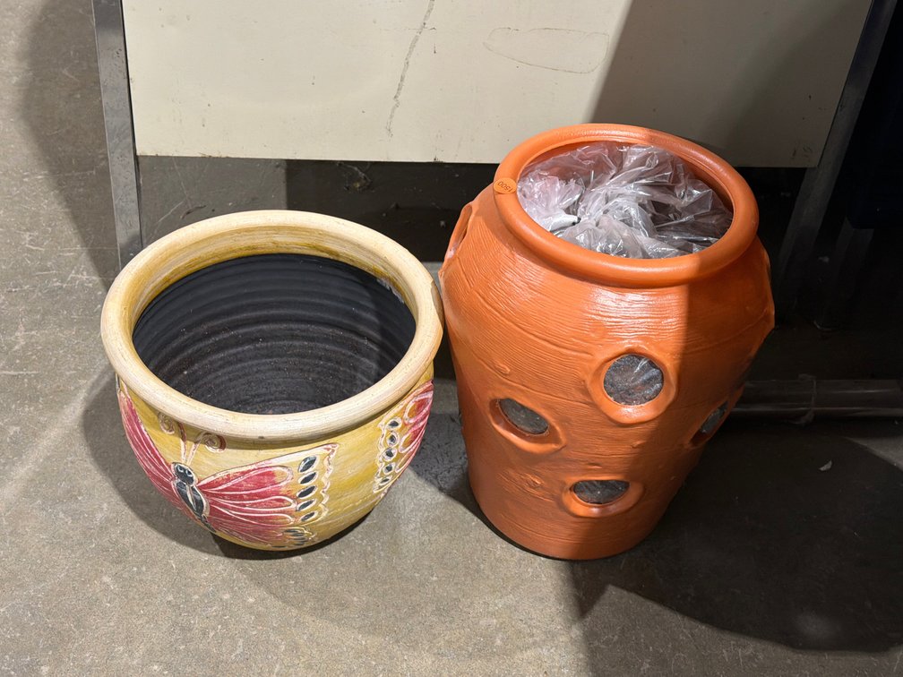 (2) PLANTERS