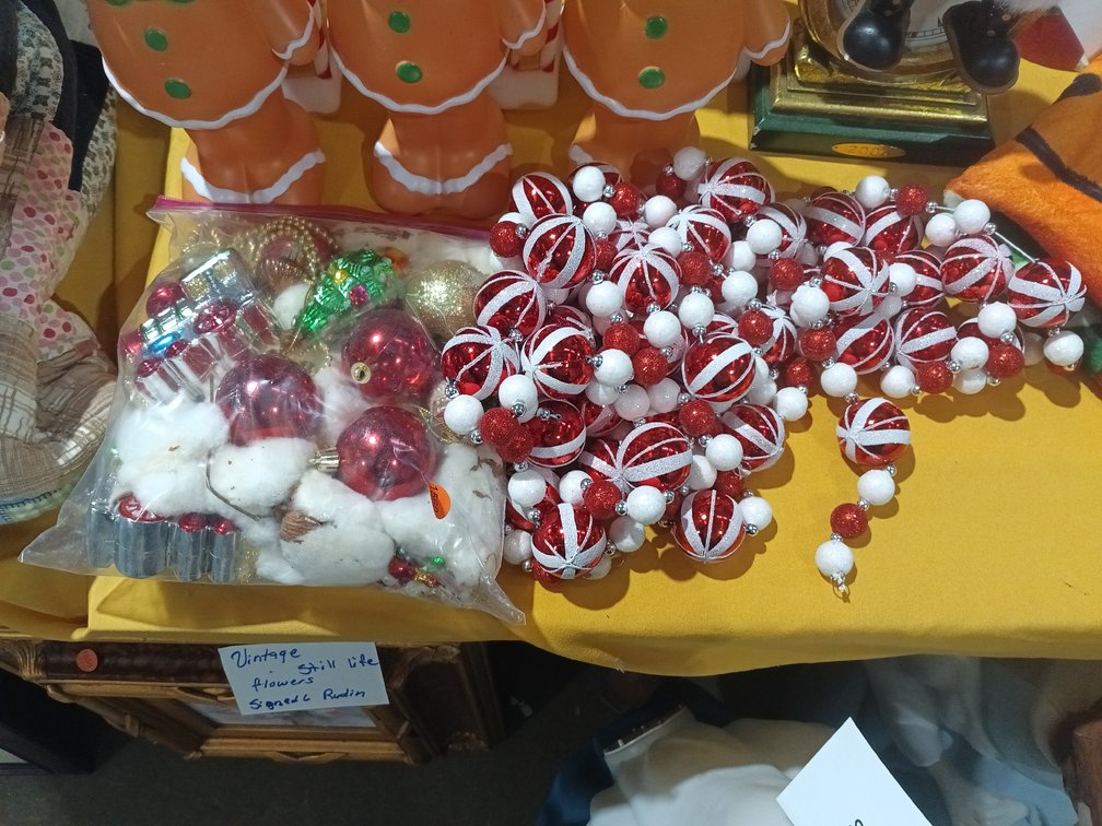 CHRISTMAS GARLAND AND BALLS
