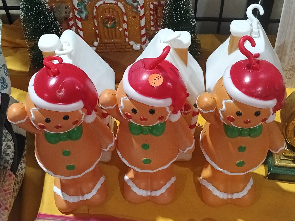 (3) GINGER BREAD AND (3) HOUSES