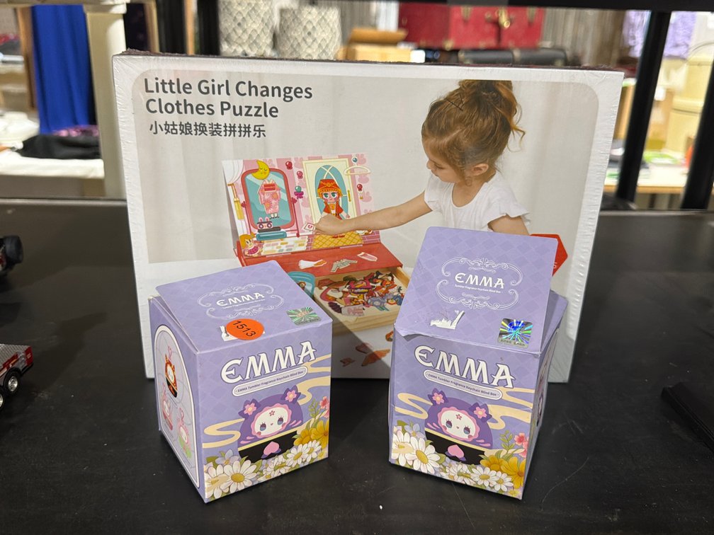 LITTLE GIRL CHANGES CLOTHES PUZZLE, EMMA BLIND BOXES