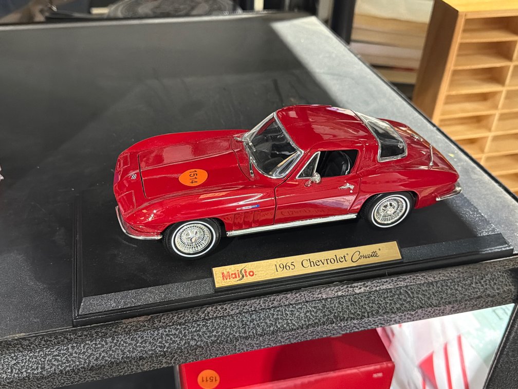 MAISTO 1965 CHEVROLET CORVETTE MODEL