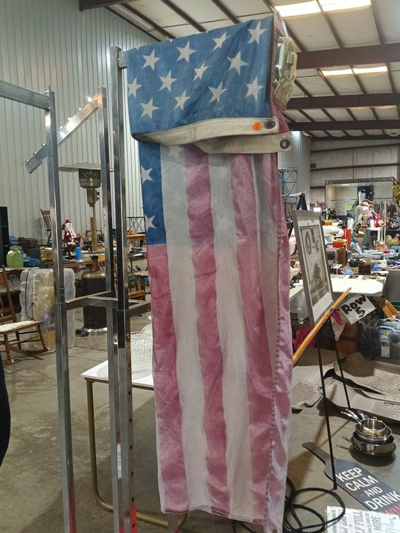 AMERICAN FLAG AND FLAG POLE HOLDER