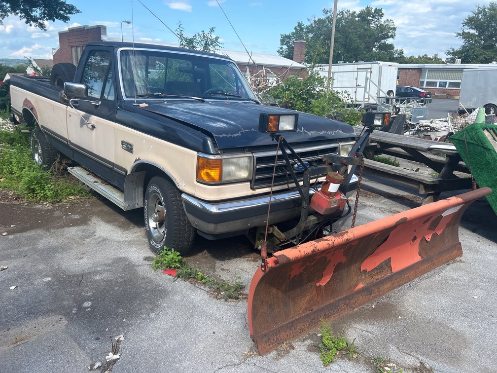 1990 Ford F150 XLT 4x4 truck (Not Running) w/plow