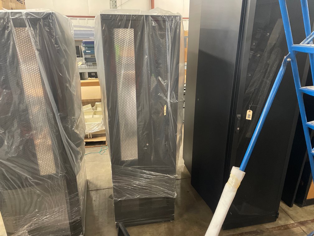 Rolling Server Rack 42”x24”x79”