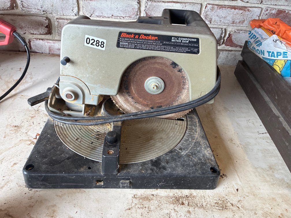 Black & Decker 8-1/4” Compound Miter Saw