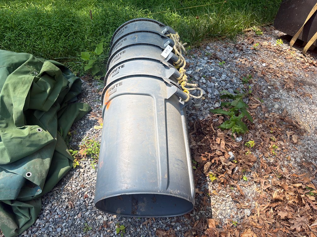 (5) Rubbermaid Trashcans