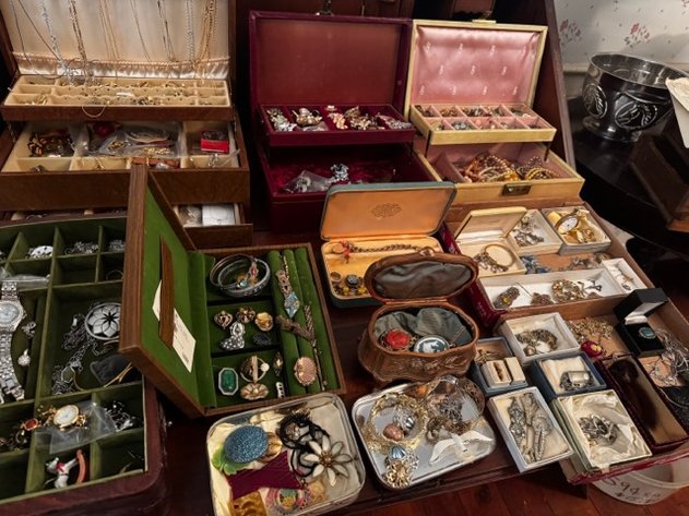 Image for LIVE AUCTION Collectibles, Antiques, Furniture, Tools & Home Contents - Boyertown, PA