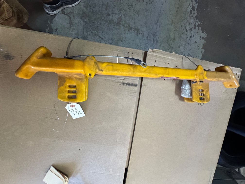Single Weed Whacker Mounting Bracket