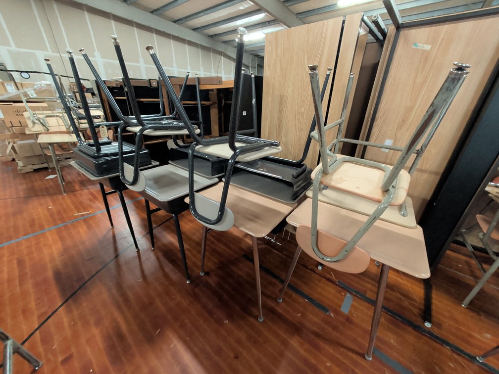(8) School Desks