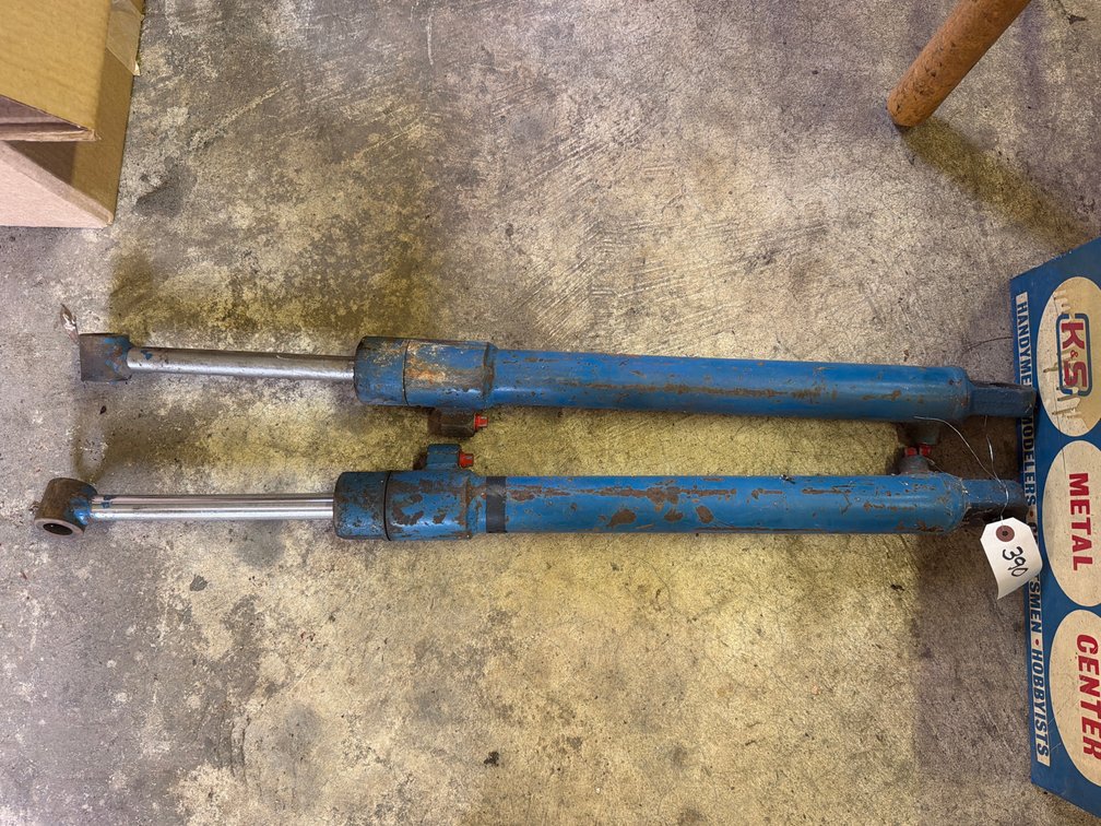 (2) Hydraulic Cylinders