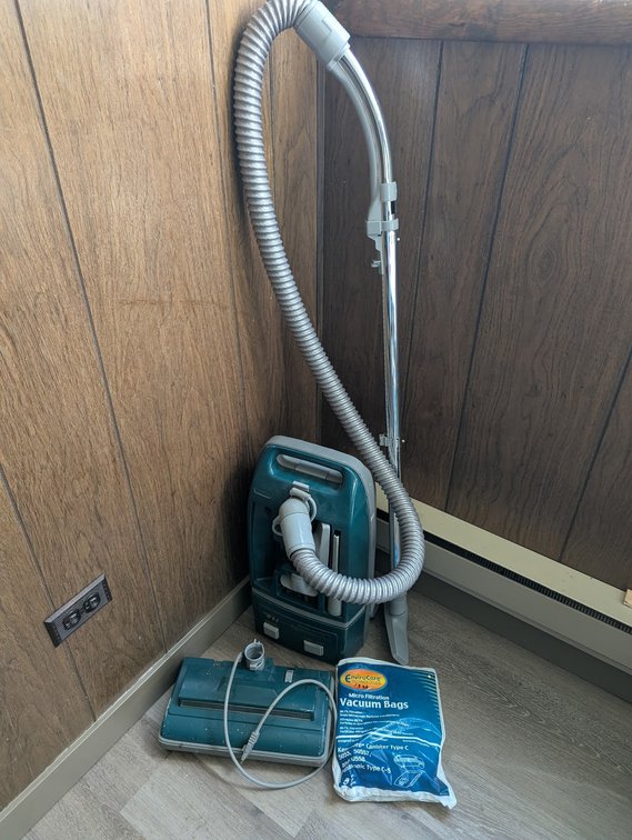 Canister Vacuum W/Attachments