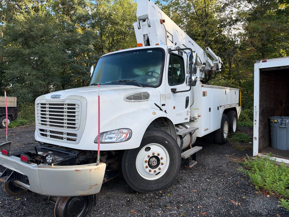 2005 Freightliner Bucket Truck (Not Running)