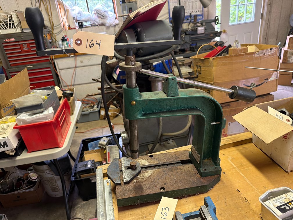 Grizzly Manual Hand Tapping Machine